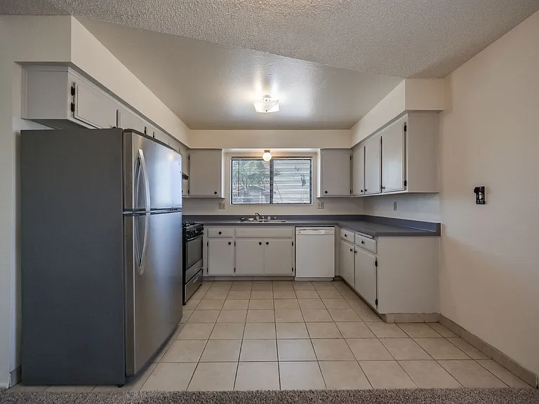 1021 W Perdew Ave — Photo 9