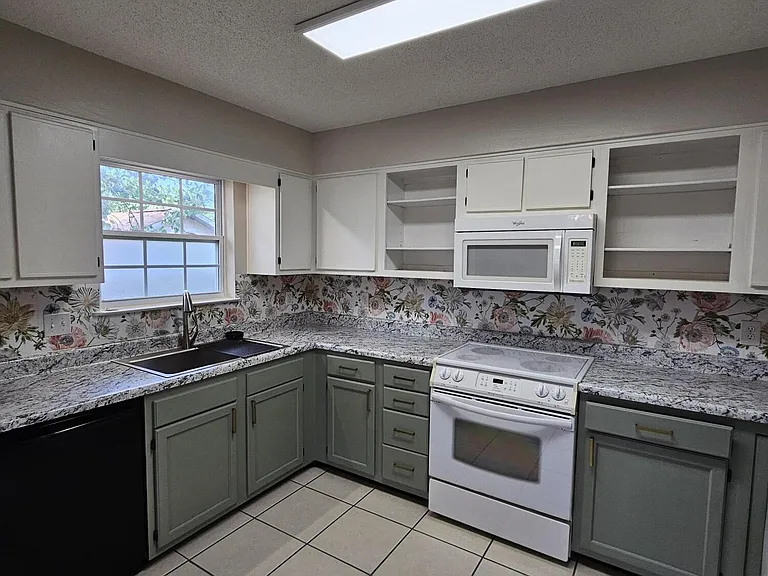 2219 Calle De Cantabria — Photo 9