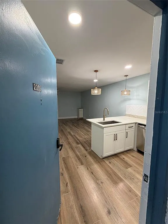 2 bed, 1.0 bath, 750 sqft, $2,300 — Photo 2