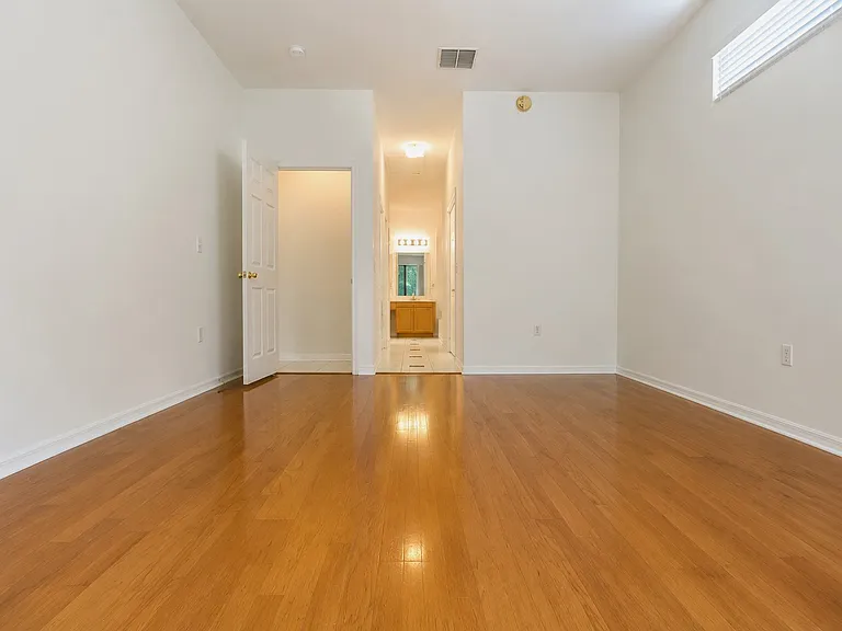 410 Sandringham Ct — Photo 16