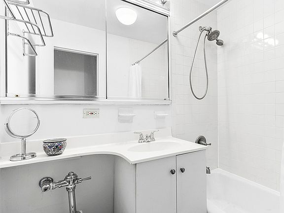 5th image of 204 W 78th St APT 3C