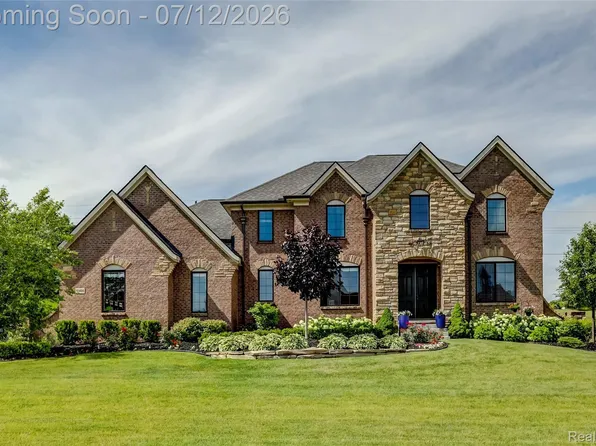 10486 Stoney Point Dr, South Lyon, MI 48178
