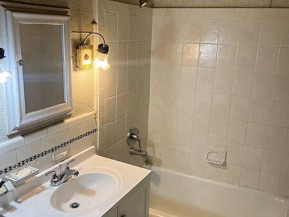 3rd image of 456 Devereaux Ave