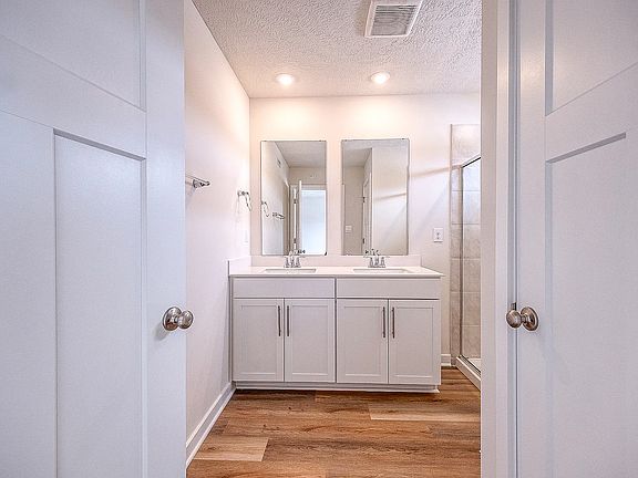 3rd image of 527 Cooper St