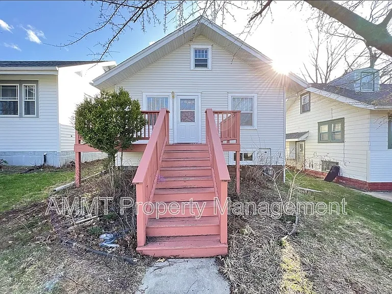 421 19th St NE — Photo 1
