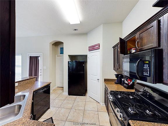 4th image of 2710 Silver Oak Dr