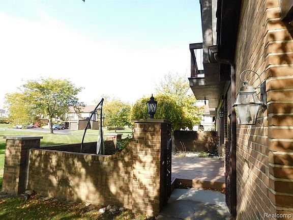 4th image of 323 Country Club Dr