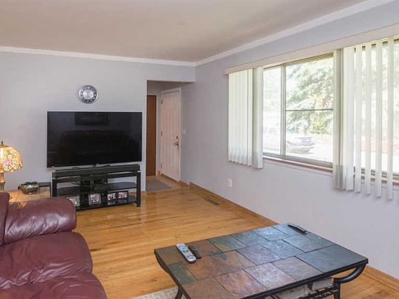 5th image of 9109 Beatrice St