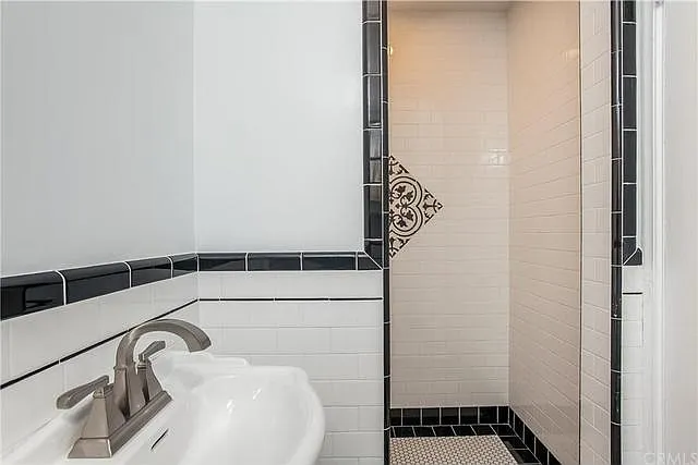 1125 S Hayworth Ave — Photo 7