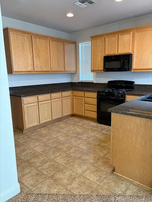 3 bed, 2.5 bath, 1974 sqft, $2,495 — Photo 3