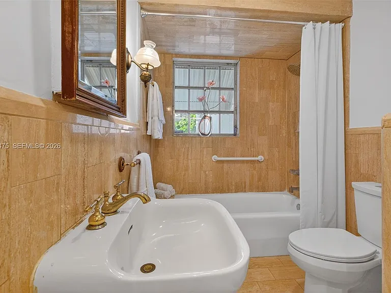 1305 Alhambra Cir — Photo 32