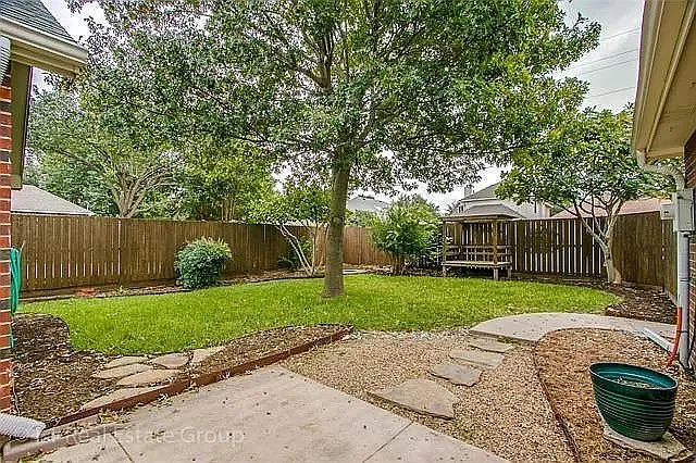 2923 Brittany Ln — Photo 2