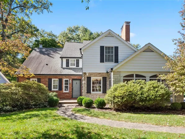 8 Woodland Ct, Belleville, IL 62226