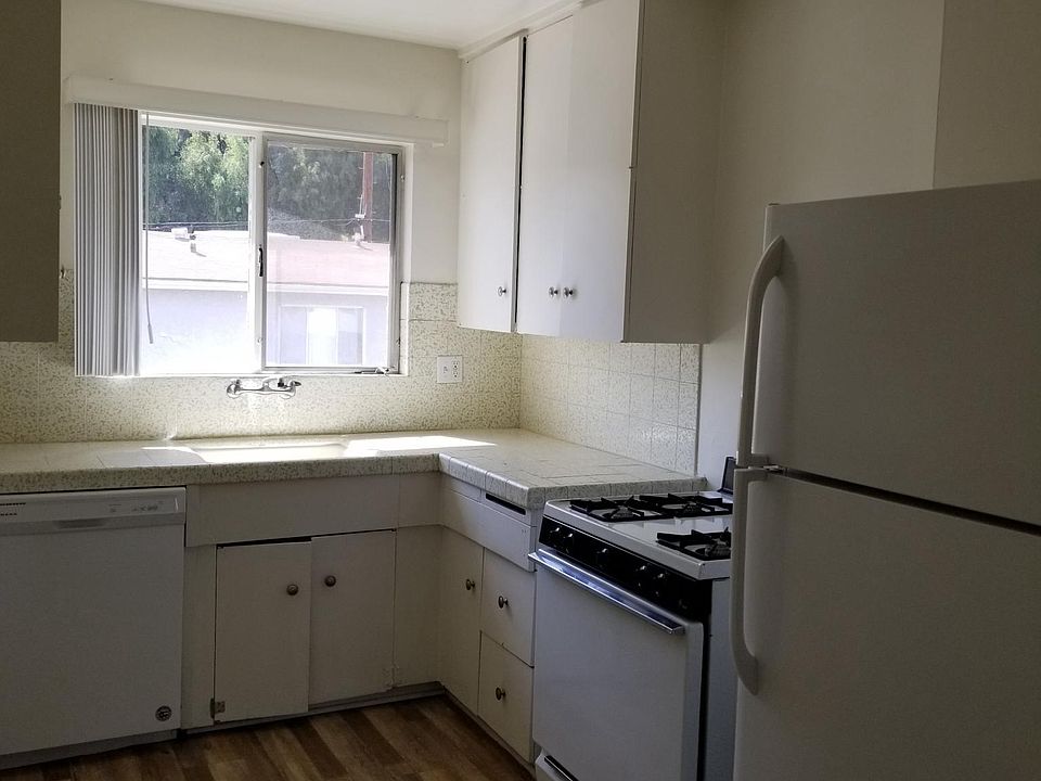 2nd image of 1625 N Laurel Ave APT 26