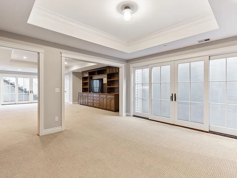 240 University Dr — Photo 23