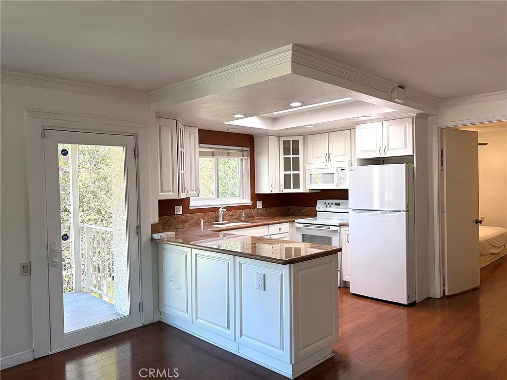 1 bed, 770 sqft, $2,400 — Photo 3