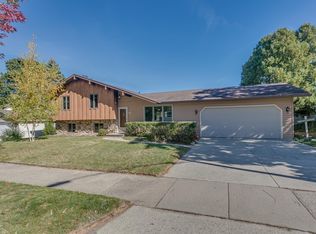 1870 S Westhaven Dr, Oshkosh, WI 54904