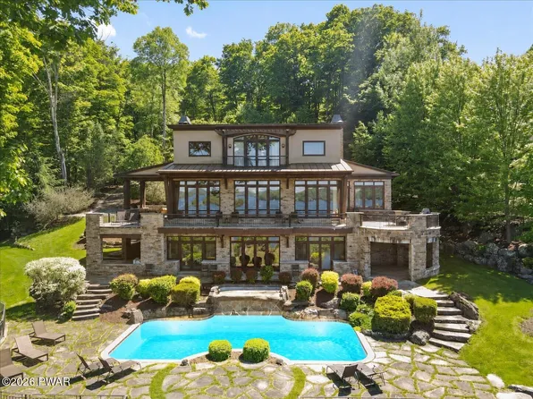 165 Pennwood Dr, Greentown, PA 18426