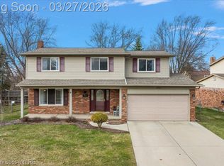 1711 Crestline Dr, Troy, MI