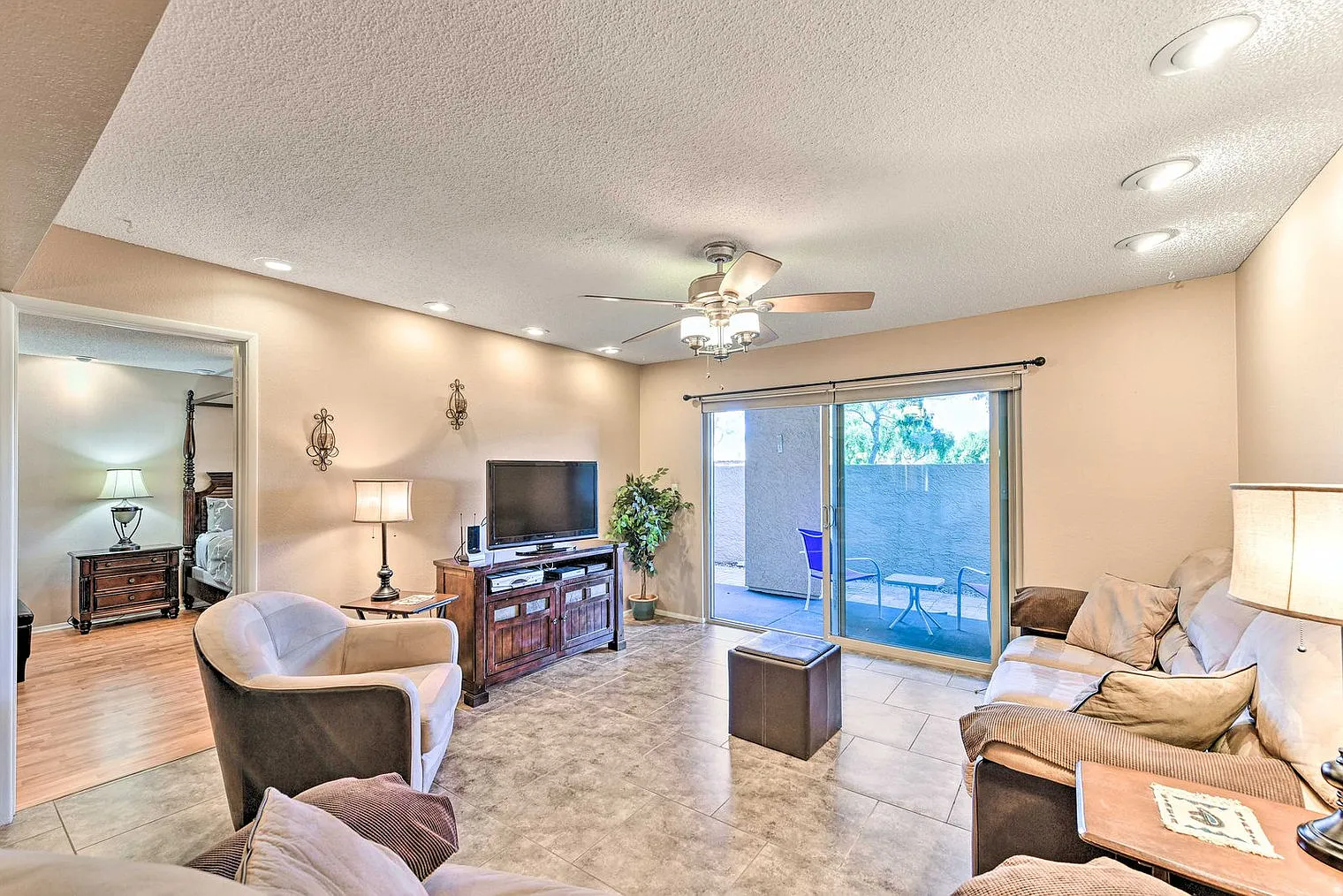 2 bed, 2.0 bath, 1097 sqft, $2,091 — Photo 2