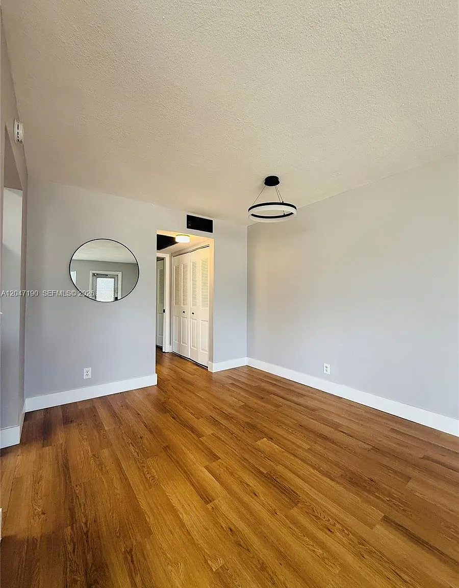 Windsor Condos — Photo 3