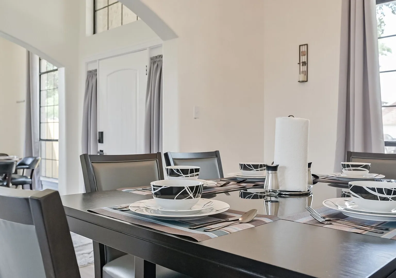 Fully Furnished Grand Prairie 4 Bedroom Home — Photo 4