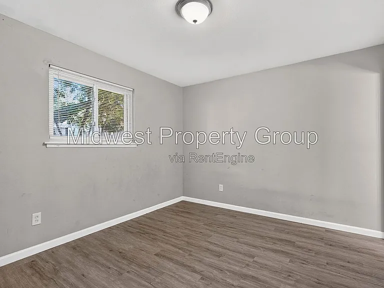 690 Central Pkwy — Photo 14