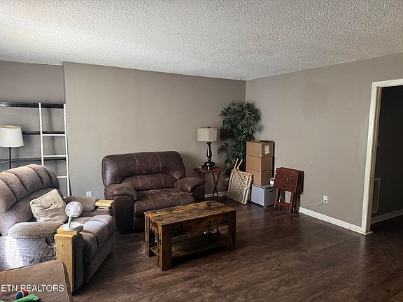 3rd image of 902 Rosedale Ave