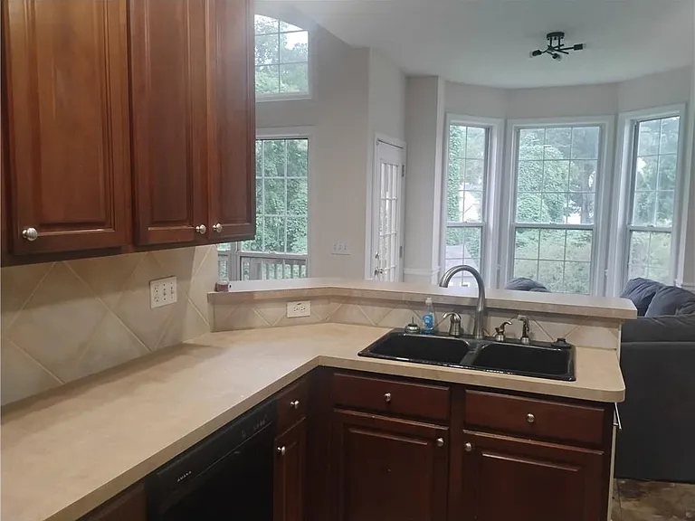 807 Sylvania Ct SE — Photo 6