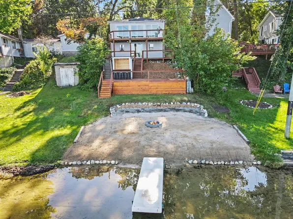 52698 Twin Lakeview Dr, Dowagiac, MI 49047