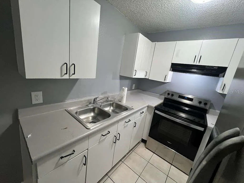 3 bed, 2.0 bath, 1356 sqft, $2,600 — Photo 3