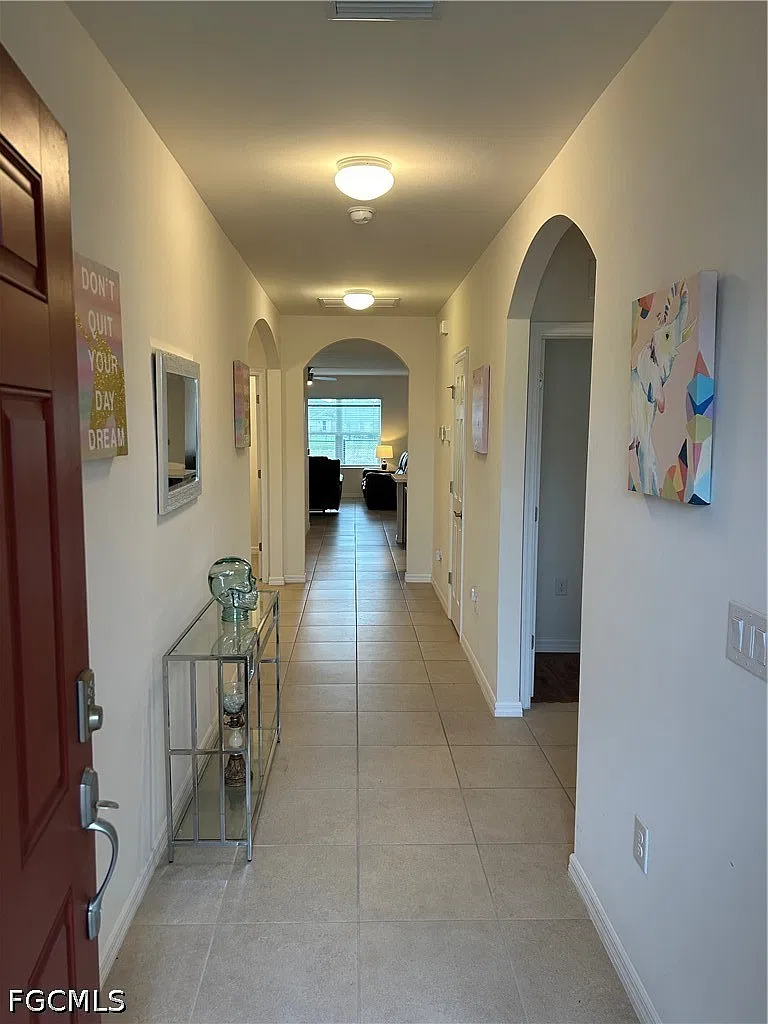 4 bed, 2.0 bath, 1828 sqft, $2,300 — Photo 2