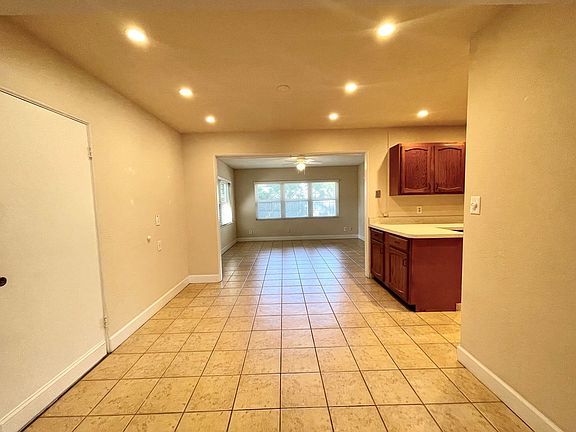 5th image of 942 Gloriosa Ave