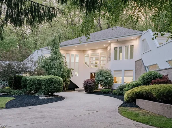 25 River Mountain Dr, Moreland Hills, OH 44022