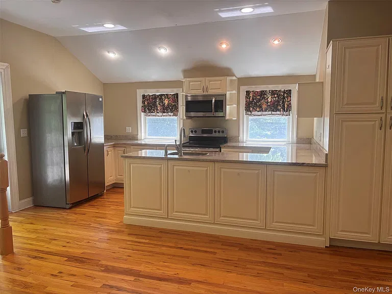 32 Continental Rd — Photo 2