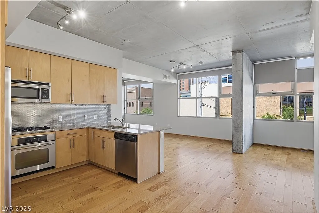 1 bed, 2.0 bath, 984 sqft, $1,995 — Photo 2