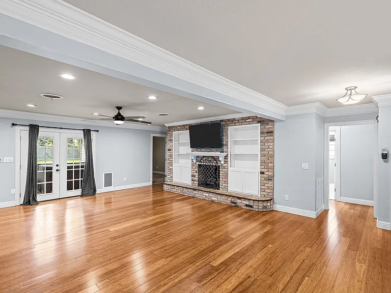 230 Rossitter St — Photo 11