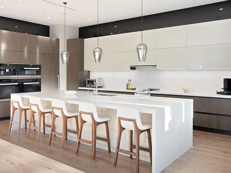 Double oven for your inner-chef's convenience
Additional 5-person seating at the kitchen counter bar