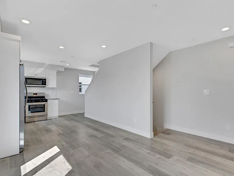 816 N Harvard Blvd — Photo 3