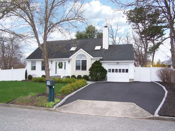 18 Debragga Avenue, East Moriches, NY 11940