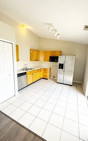 720 Rose Ln — Photo 7