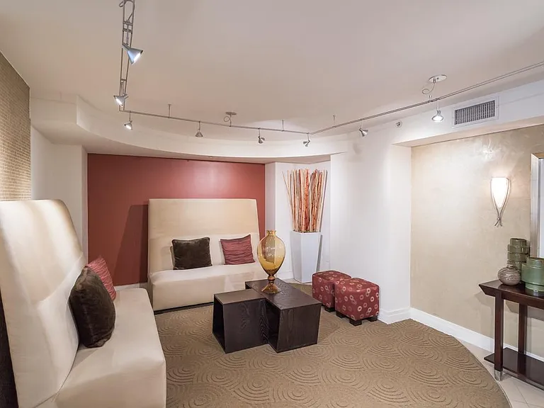 915 E St NW #101 — Photo 4