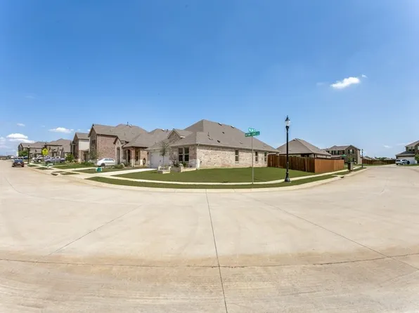 9704 Autumn Leaves Ln, Aubrey, TX 76227