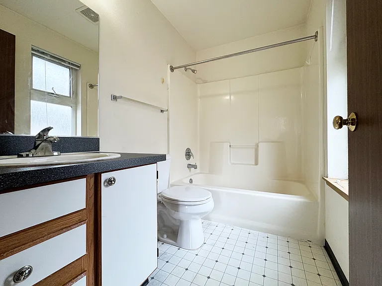 4235 11th Ave NE #E — Photo 7