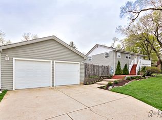216 N Shore Dr, Mundelein, IL