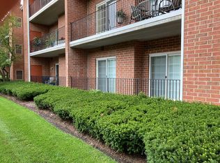 111 Hunt Club Dr #111, Saint Charles, IL 60174