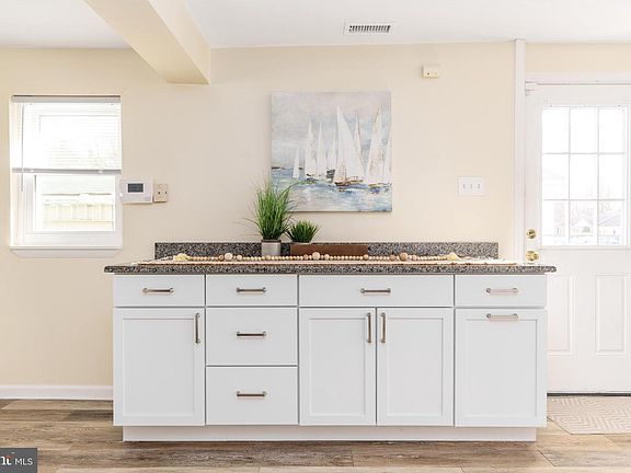 5th image of 102 Miller St