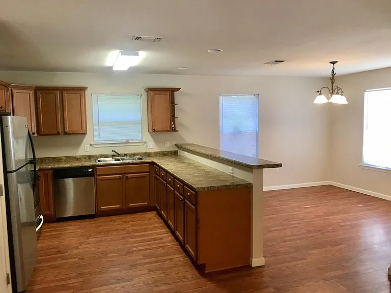 732 Victory St — Photo 5