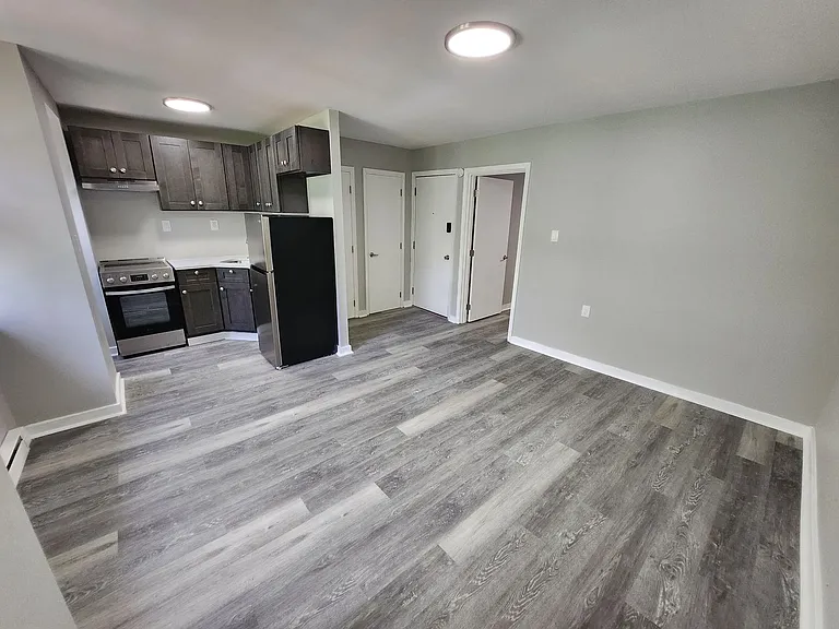 814 W Walnut St — Photo 3