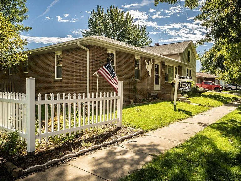 1120 Boone St — Photo 1